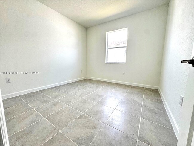 Building Photo - 2990 SE 23rd Ave