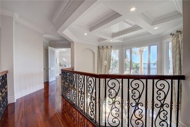 Building Photo - 1320 S Lakeside Dr