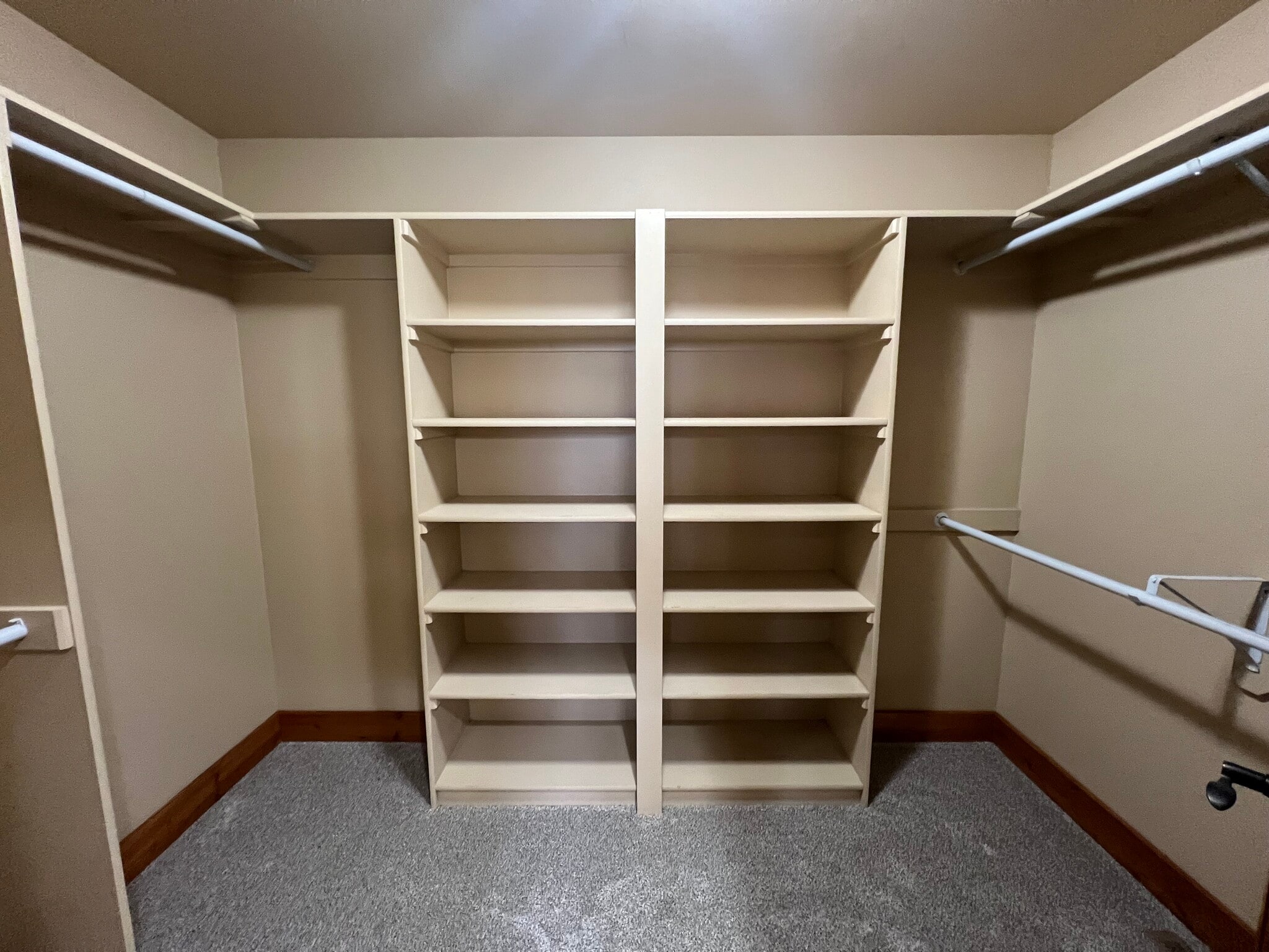 Building Photo - 2027 Lakehills Dr