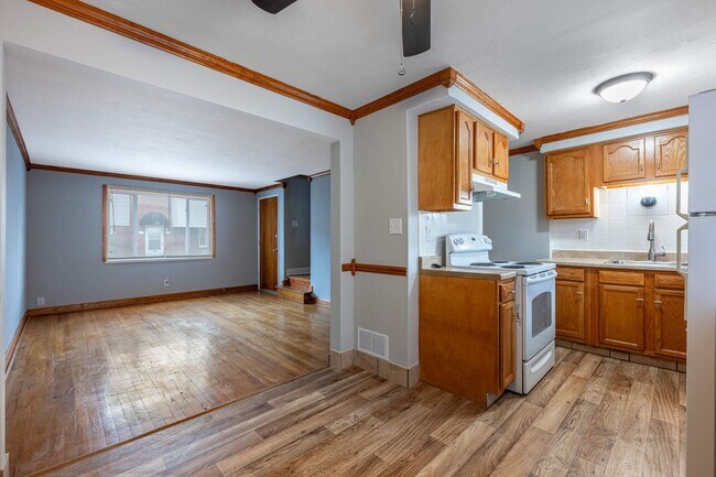 Building Photo - ???Winter is here - stop scraping ice!??? - 2BR/1BA Townhome with Attached Garage and W/D Hookups