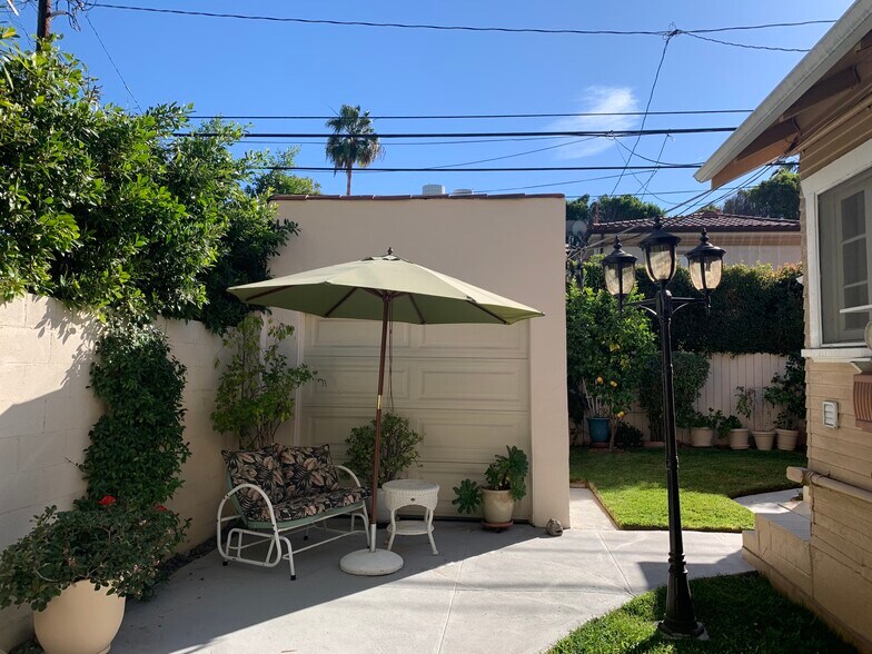 Building Photo - 8730 Rosewood Ave