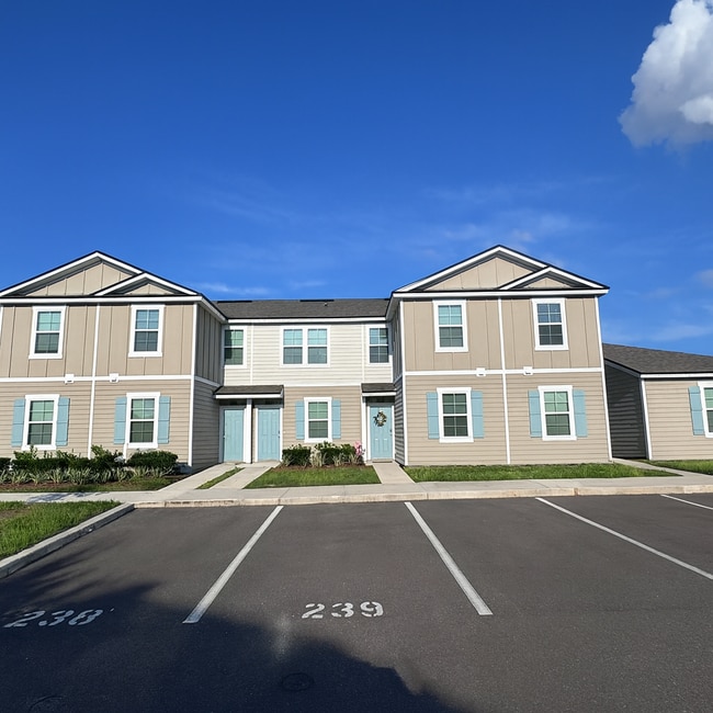 Primary Photo - Spacious Townhome in Oakleaf Plantation