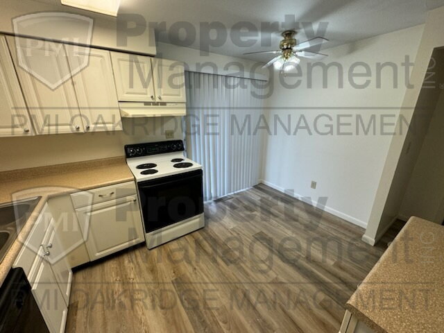 Building Photo - Single Level  2 Bed Apartment with Garage