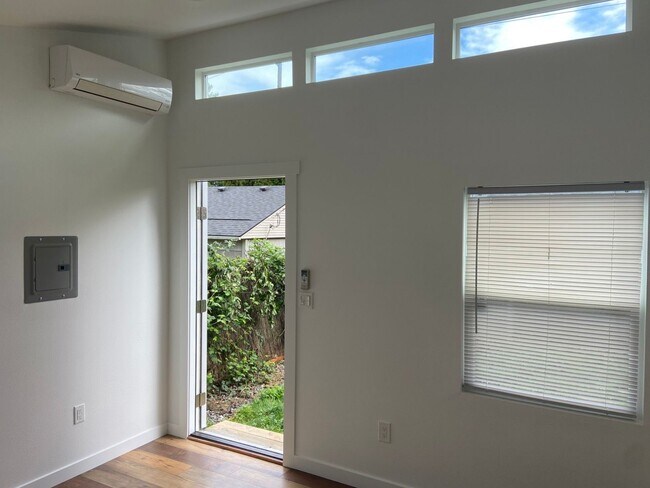 Building Photo - Charming 3 Bedroom, 1 Bath Home in Portland offering Comfortable Living with Central AC!