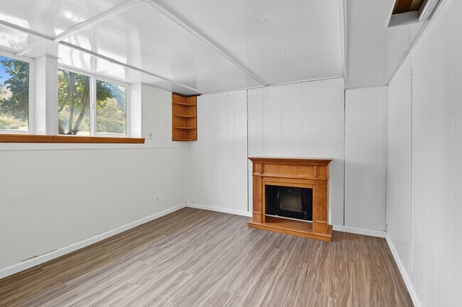 Building Photo - 5Bd/2Ba Bellevue Home