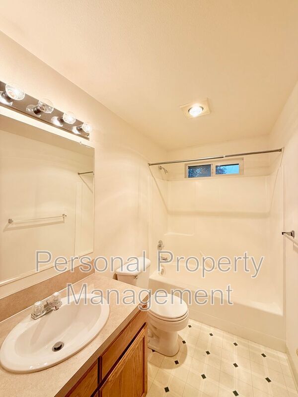 Building Photo - 3360 L St