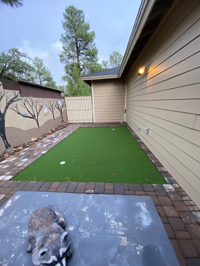 Building Photo - 826 Hemlock Ave