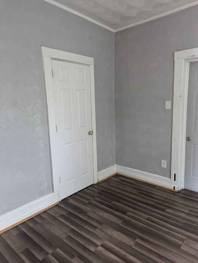 Building Photo - MOVE IN READY 4 Bedroom in the Heart of Portsmouth!