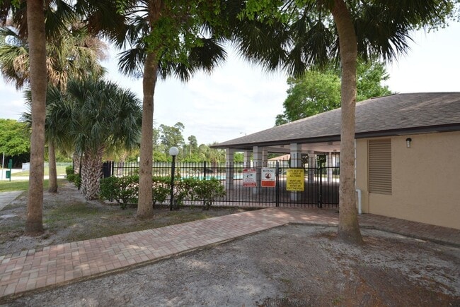 Building Photo - East Orlando 3/2 duplex. TILE FLOORS, Fresh paint, community pool!