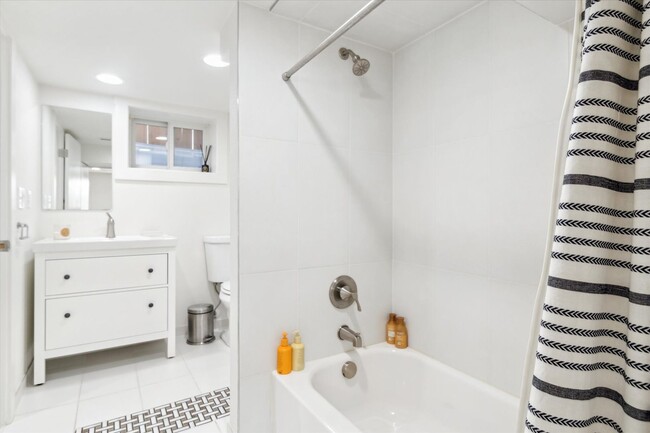 Building Photo - 3BD, 3BA Sunnyside Bungalow with 3-Car Garage