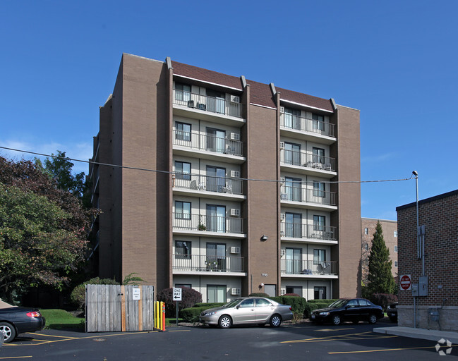 Building Photo - Oak Tree Towers