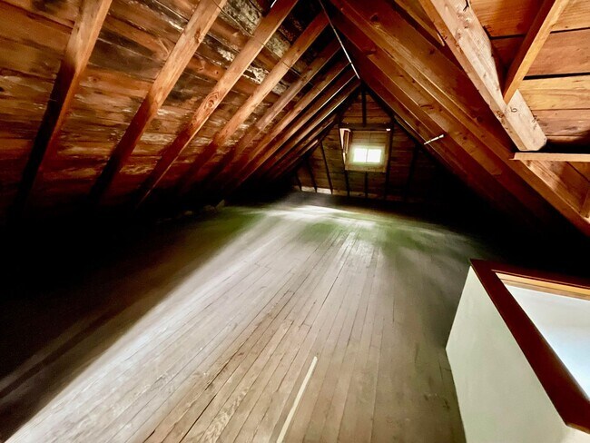 Building Photo - Beautiful  2 Bedroom + Den(3rd bedroom) Bungalow in Wauwatosa