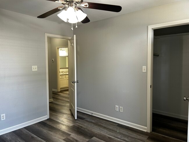 Building Photo - 210-210 Hidden Meadows Dr