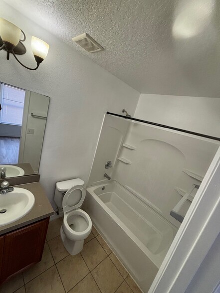 Building Photo - 5155 Regatta Dr
