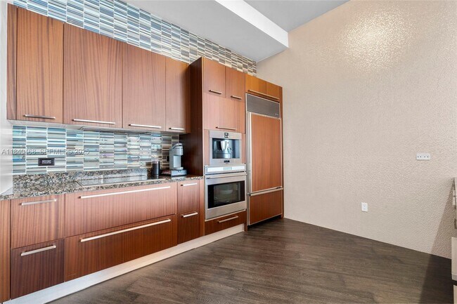 Building Photo - 16001 Collins Ave