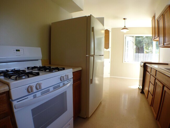 Building Photo - 886 Lynn Ln