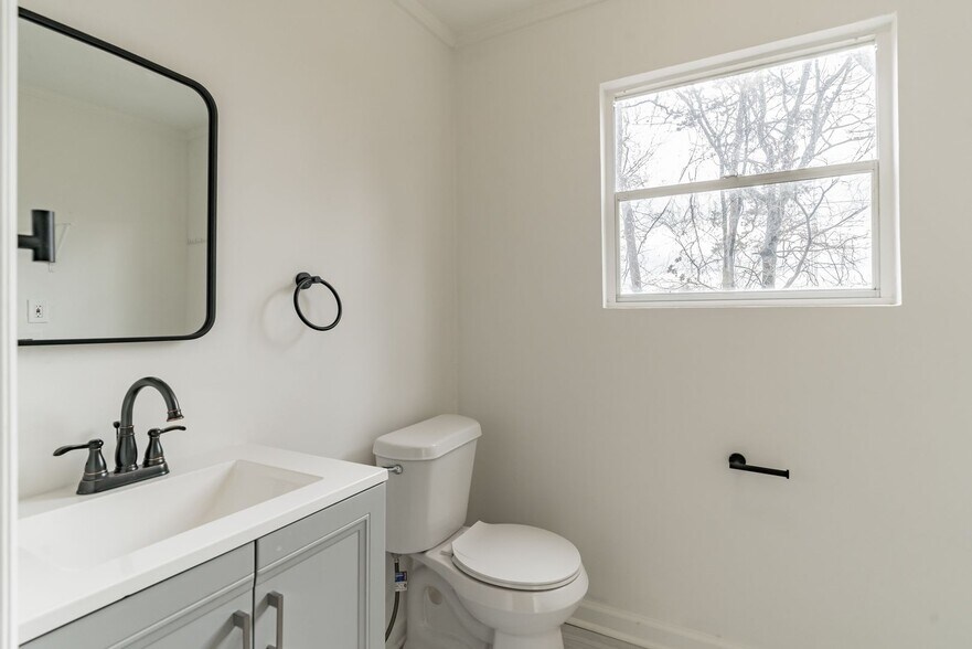 Building Photo - 724 Sylvan