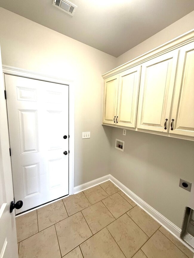 Building Photo - ** 4 bed 2 bath located in Wetumpka ** Cal...