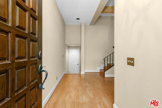 Building Photo - 1561 Palisades Dr