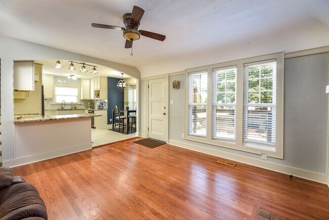 Building Photo - 4 Bedroom 2 Bathroom Home in Salem