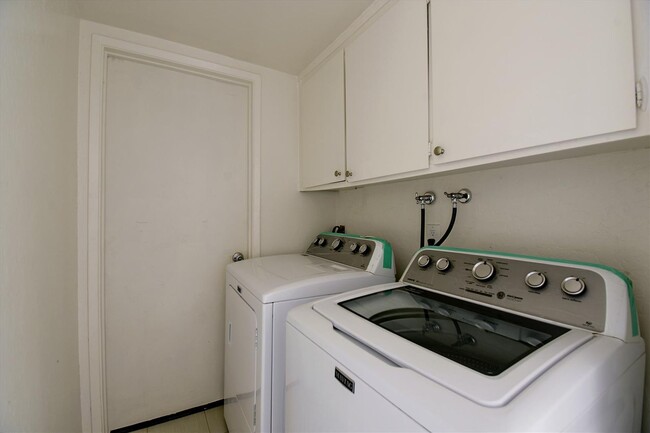 Building Photo - Remodeled townhouse with AC, Top Cupertino...