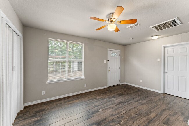 Building Photo - 315 Pool Dr