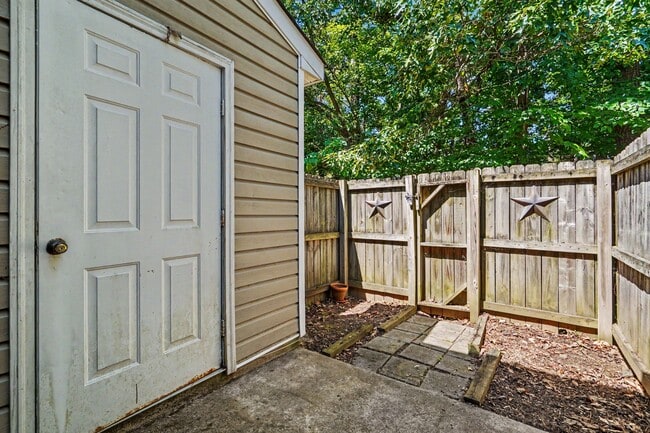 Building Photo - 3238 Summercroft Ln