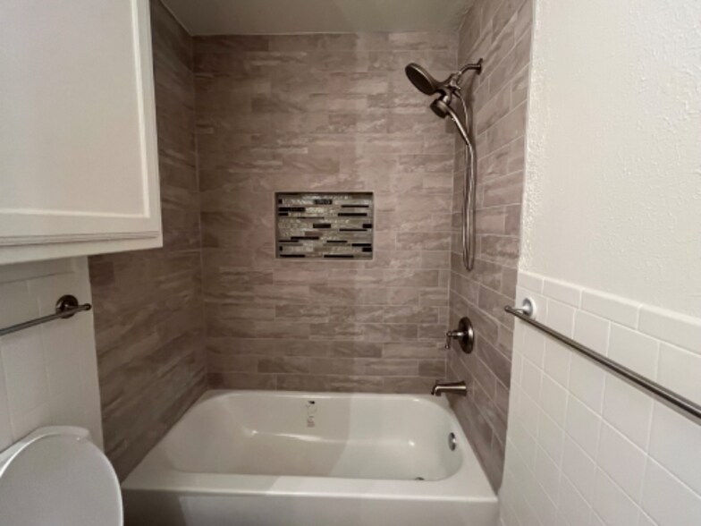 Building Photo - 102 E Pecan St