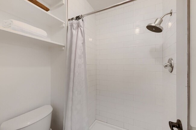Building Photo - 2800 Kalmia Ave