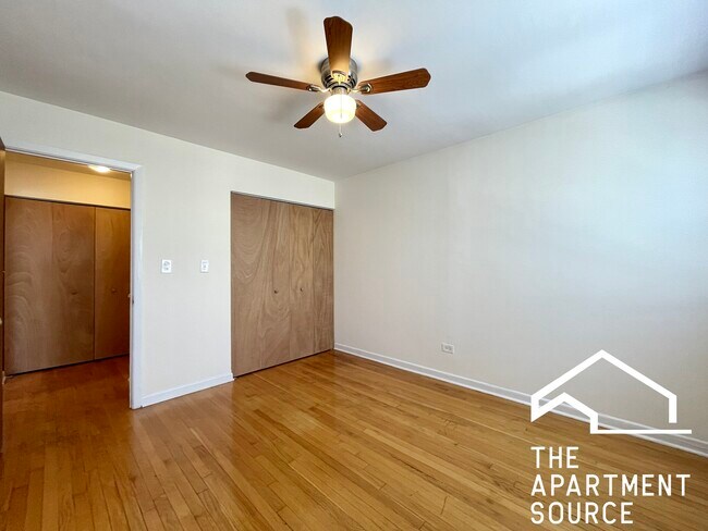 Building Photo - 6002 N Kenmore Ave