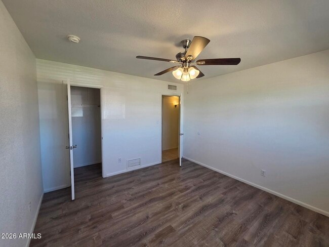 Building Photo - 6401 E Parkview Dr