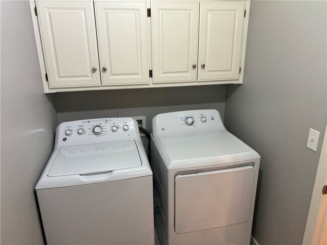 Building Photo - 80 Mayfair Dr