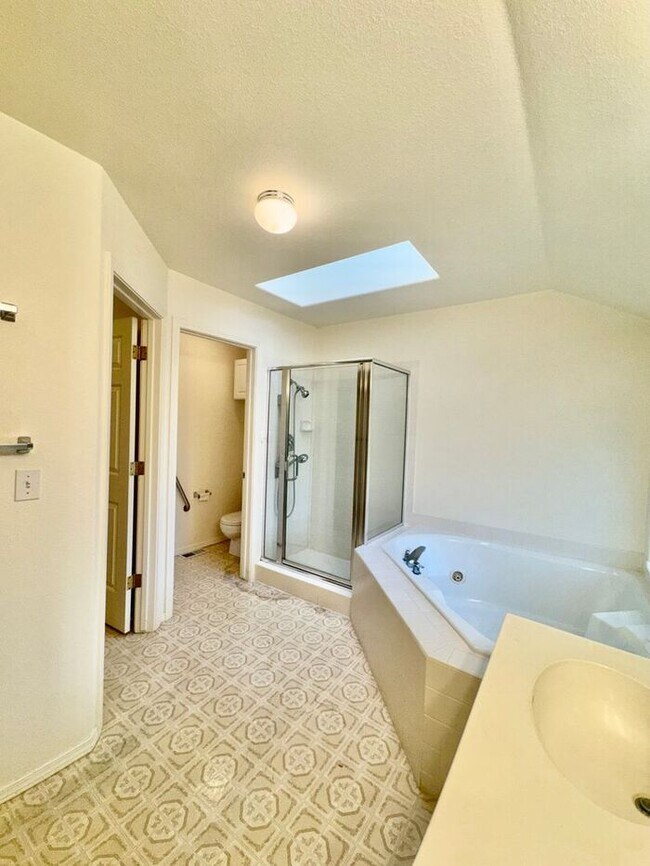 Building Photo - Spacious 3 Bed + Office | 3 Bath | 3-Car G...