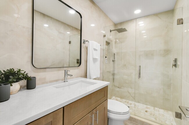 Building Photo - 755 Saturn St