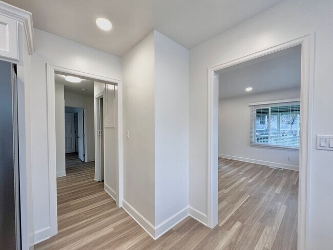 Building Photo - Newly Renovated 3 bed 2 bath With Huge Bac...