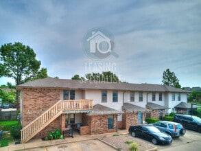 Building Photo - West Norman 2 Bed 1.5 Bath Townhouse Available for Your Immediate Move!