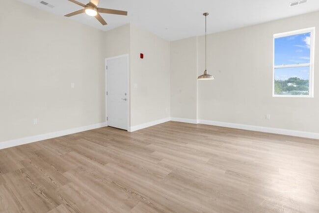 Building Photo - 18 N Main St