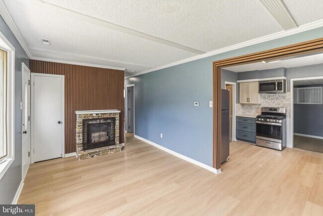 Building Photo - 1037 Monmouth Rd