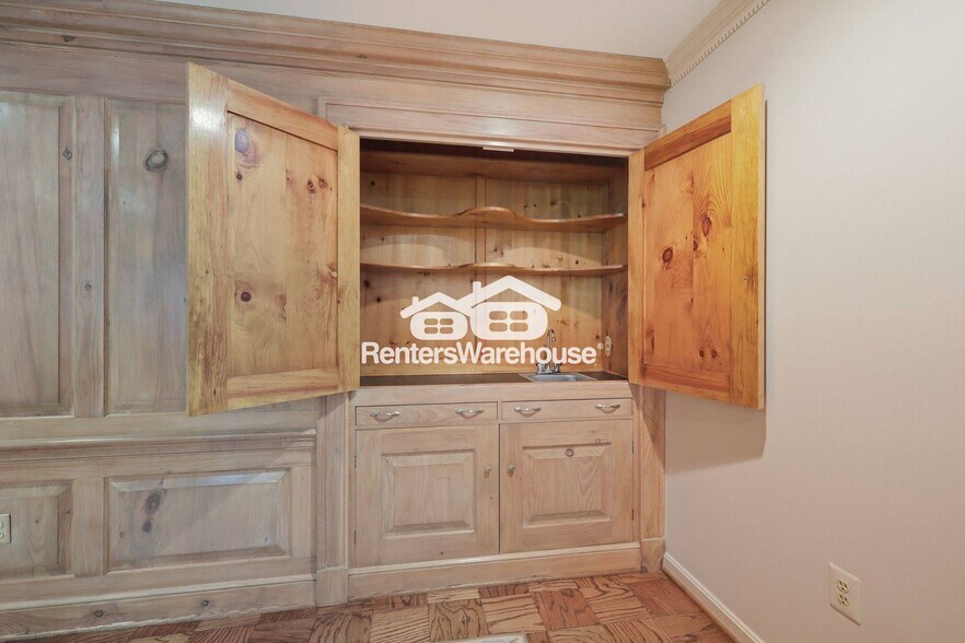 Building Photo - 986 N Royal St