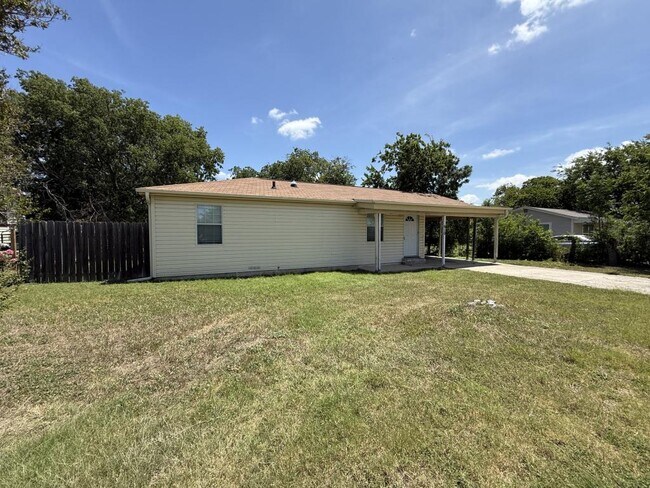Building Photo - 610 W Avenue B