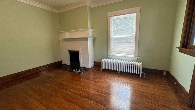 Building Photo - 709-711 Hawthorne NE