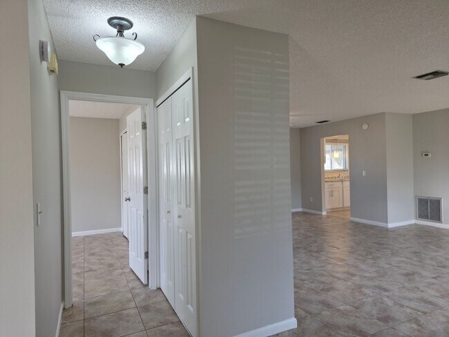 Building Photo - Freshly Updated 2/1 House with Garage in Deltona!