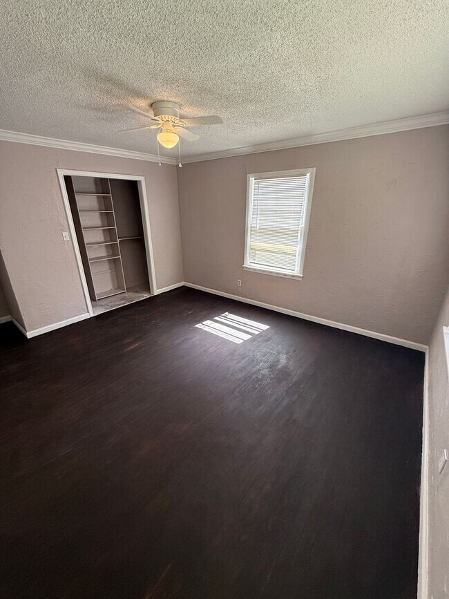 Building Photo - Available NOW! 4 bedroom 2 bathroom in Medical District