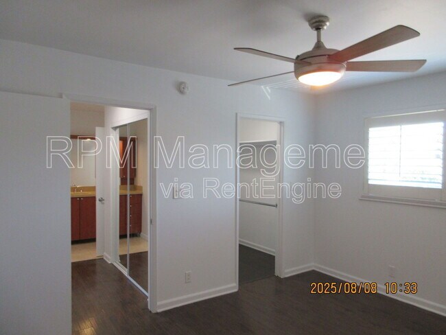 Building Photo - 20327 Saticoy St