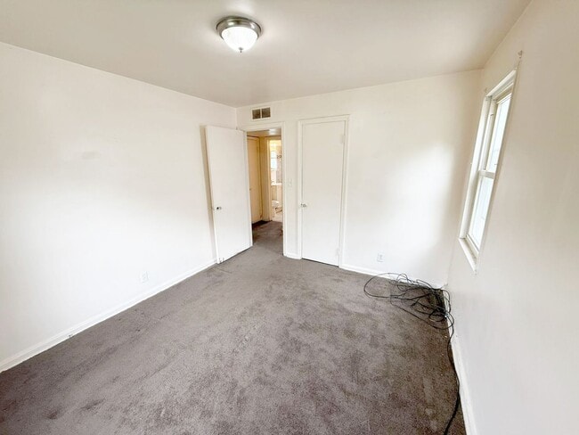 Building Photo - 3 BED 1 BATH SINGLE FAMILY HOME!
