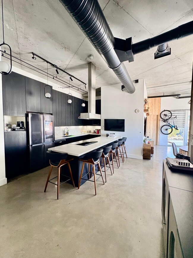 Building Photo - 10 SW South River Dr