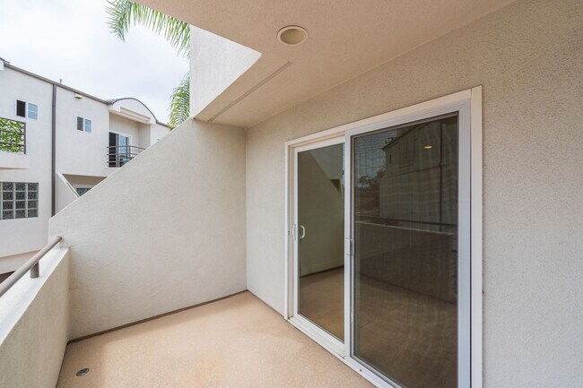 Building Photo - Beautiful Hermosa Beach Townhome Rental!