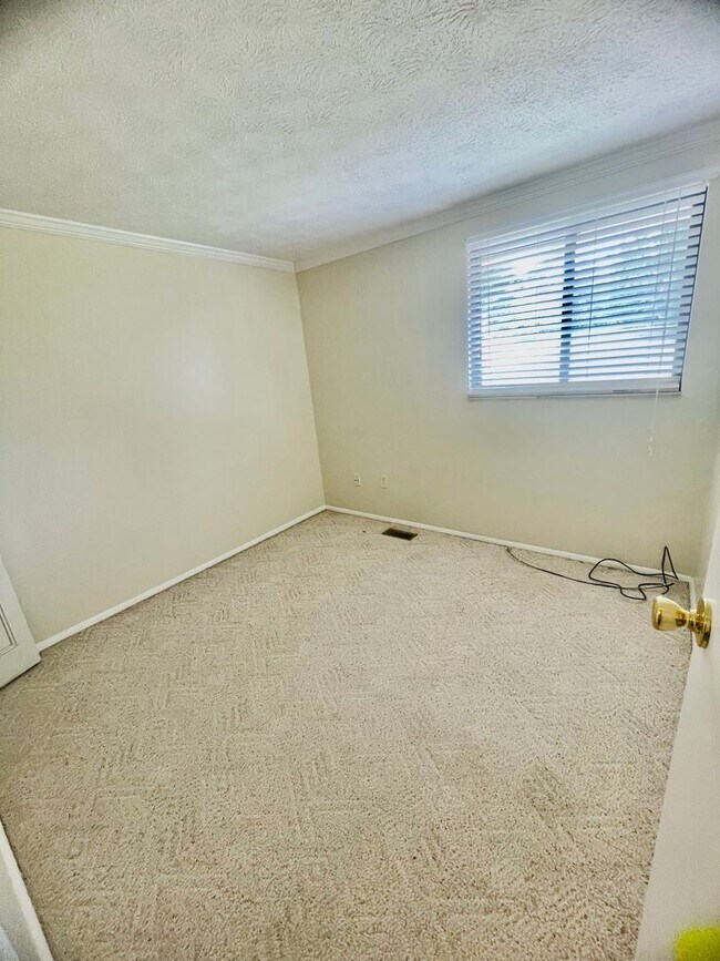 Building Photo - 3 bed- 1.5 Bath- Bridgeville Pa