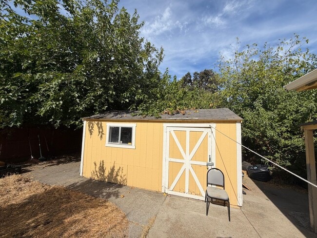 Building Photo - 1528 Los Robles Blvd