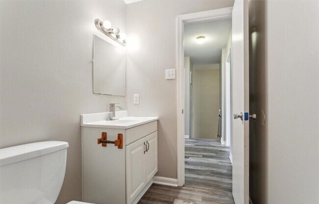Building Photo - Remodeled Townhouse Ready for A New Tenant